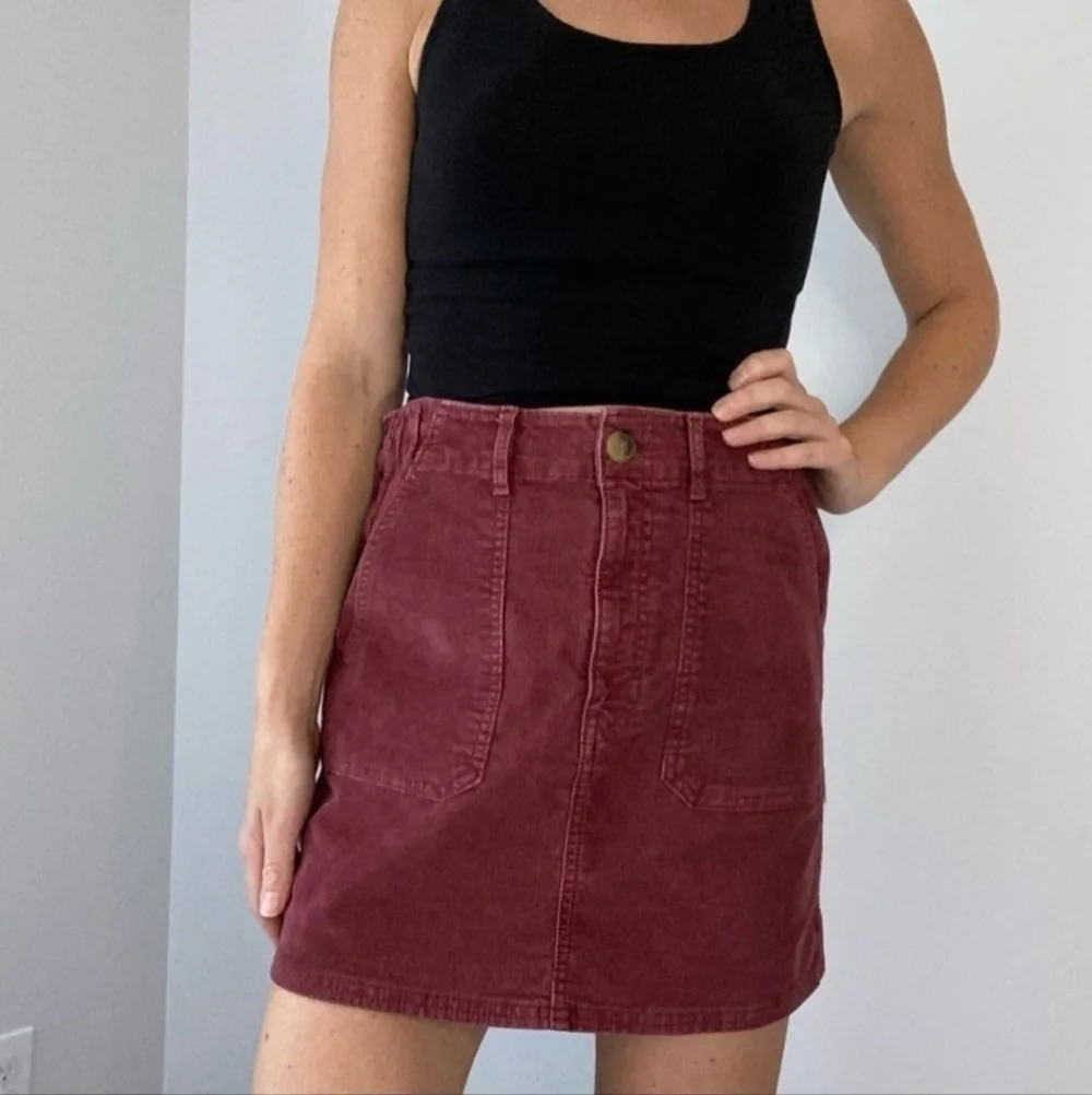 American Eagle Maroon Wine Red Corduroy Mini Skirt Super Stretch Women's 2 EUC